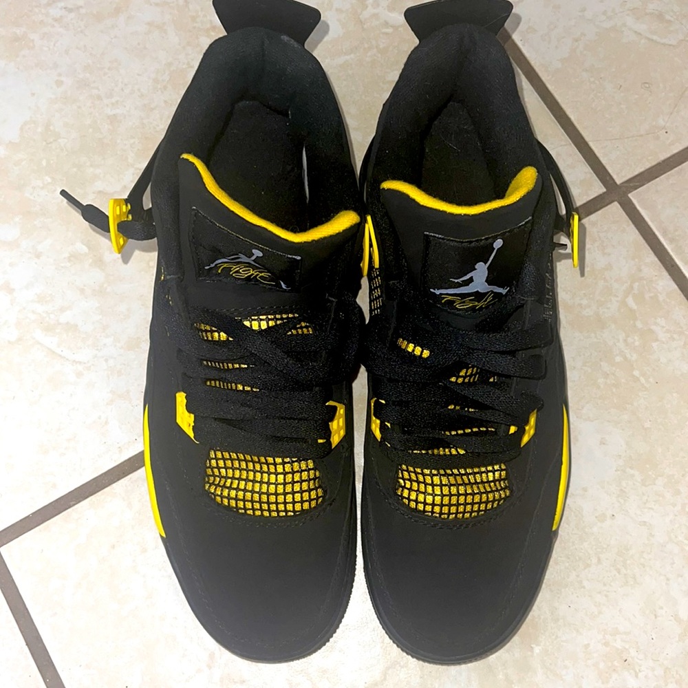 Air Jordan Retro 4 Thunder PREOWNED SIZE 12 very nice